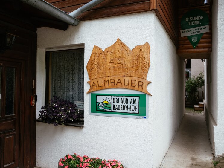 Eingang vom Bauernhof Morgenbesser mit Schildern | © Daniel Gollner / Urlaub am Bauernhof