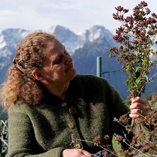 Blumenstrauß wird in den Händen gehalten  | © Urlaub am Bauernhof