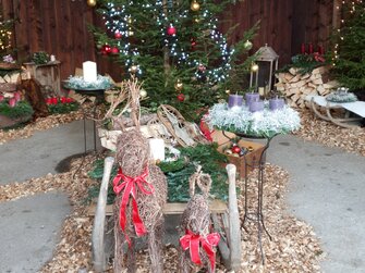 geschmückter Christbaum in kleiner Holzhütte mit Dekoration | © Urlaub am Bauernhof