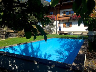 Swimming Pool im Garten des Torlehenhofs in Salzburg | © Antje Zimmermann / Urlaub am Bauernhof