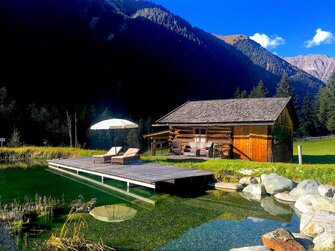 Eine Hütte neben dem Sepplsee am Bastlshof in Tirol | © Antje Zimmermann / Urlaub am Bauernhof