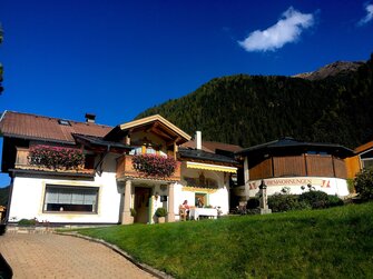 Bastlshof von außen im Sommer | © Antje Zimmermann / Urlaub am Bauernhof