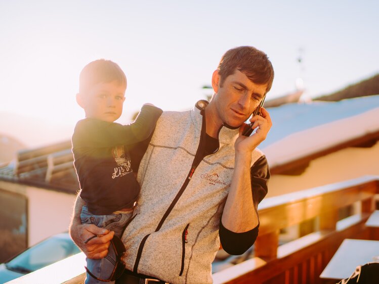 Armin Neurauter mit seinem Sohn im Arm  | © Urlaub am Bauernhof / Daniel Gollner