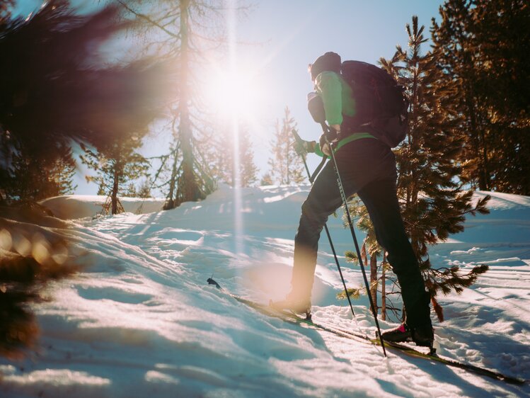 Armin Neurauter beim Aufstieg zum Gipfel | © Urlaub am Bauernhof / Daniel Gollner 