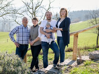 Bauernfamilie mit Baby beim Ebenbauer in Waidhofen an der Ybbs | © Urlaub am Bauernhof Österreich / Sandra Wagner