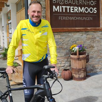 Blogger Gerhard Liebenberger beim Radfahren am Bauernhof Mittermoos | © Urlaub am Bauernhof / Gerhard Liebenberger 