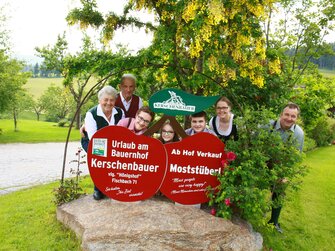 Familienfoto mit Hofschilder | © Urlaub am Bauernhof Österreich / Wolfgang Baumgartner