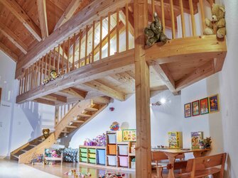 Großes Spielzimmer aus Holz im Weitwinkel fotografiert | © Claudia Tschurtschenthaler