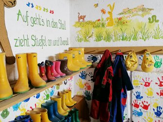 Bunte Gummistiefel in Kindergarderobe | © Claudia Tschurtschenthaler