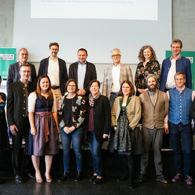alle Gewinner des Innovationswettbewerbs 2021 | © Daniel Gollner / Urlaub am Bauernhof alle Gewinner des Innovationswettbewerbs 2021 auf der Bühne | © Daniel Gollner / Urlaub am Bauernhof