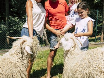 Familie bei den Ziegen am Kleinhofers Himbeernest | © Urlaub am Bauernhof / Oststeiermark Tourismus / Bernhard Bergmann