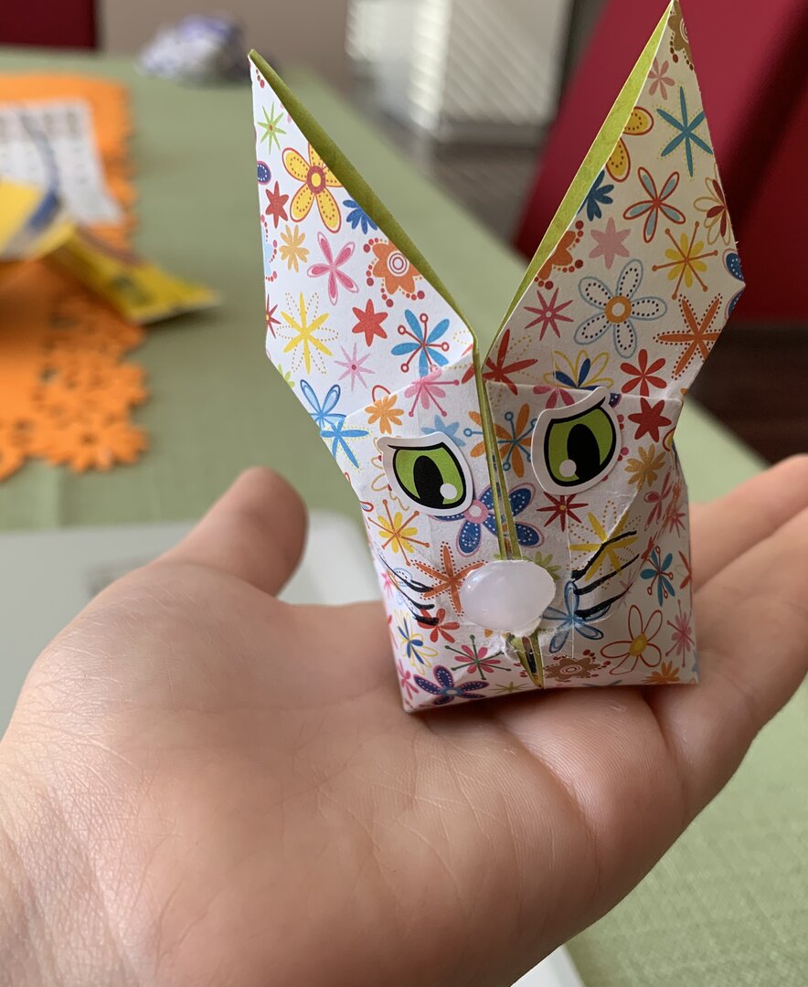 Fertiger Origami-Osterhase auf Hand  | © Urlaub am Bauernhof / Verena Struber