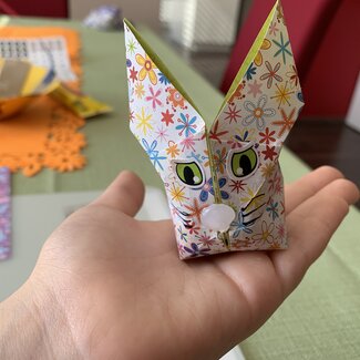 Fertiger Origami-Osterhase auf Hand  | © Urlaub am Bauernhof / Verena Struber