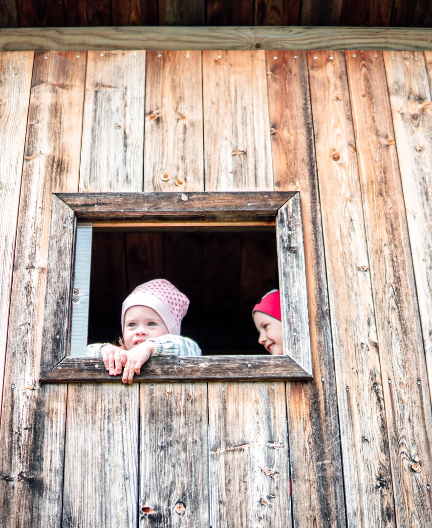 Zwei Mädchen im Holz-Spielturm  | © Urlaub am Bauernhof / Daniel Gollner