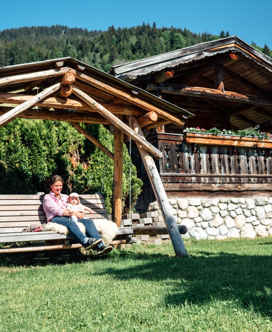 Holz-Hängeschaukel am Prechtlhof | © Urlaub am Bauernhof / Daniel Gollner 