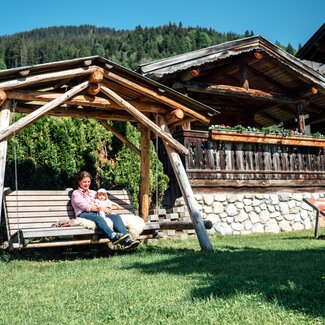 Holz-Hängeschaukel am Prechtlhof | © Urlaub am Bauernhof / Daniel Gollner 