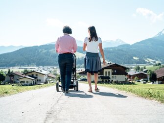 Spaziergang am Prechtlhof mit Kinderwagen | © Urlaub am Bauernhof / Daniel Gollner