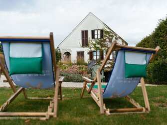 Hofansicht mit Liegestühlen von hinten am Remushof | © Urlaub am Bauernhof / Daniel Gollner