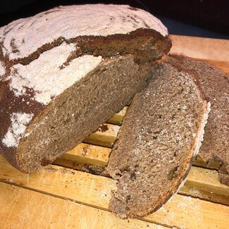 Sauerteigbrot frisch und aufgeschnitten | © Bettina Schmidt / Urlaub am Bauernhof