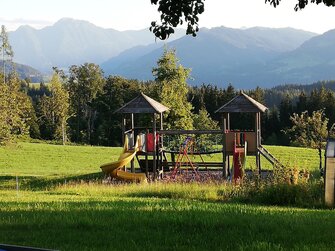 Kinderspielplatz in der Wiese am Steinerhof | © Steinerhof