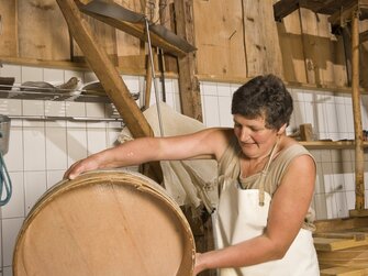 Frau leert Milch von Schüssel in den Topf in Käserei | © Urlaub am Bauernhof Oberösterreich / Andreas Hofer