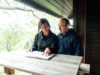 Ernst und  Doris Winkler vom Traubengarten am Tisch | © Urlaub am Bauernhof / Daniel Gollner