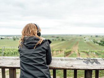 Maria Wendelin steht auf einer Aussichtsplattform | © Urlaub am Bauernhof / Daniel Gollner