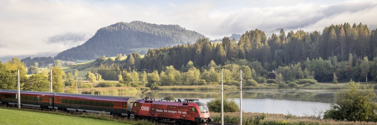 Zug fährt an einem Fluss entlang | © ÖBB / Harald Eisenberger