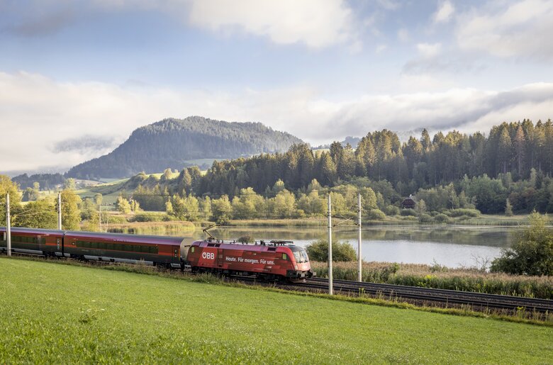 Zug fährt an einem Fluss entlang | © ÖBB / Harald Eisenberger