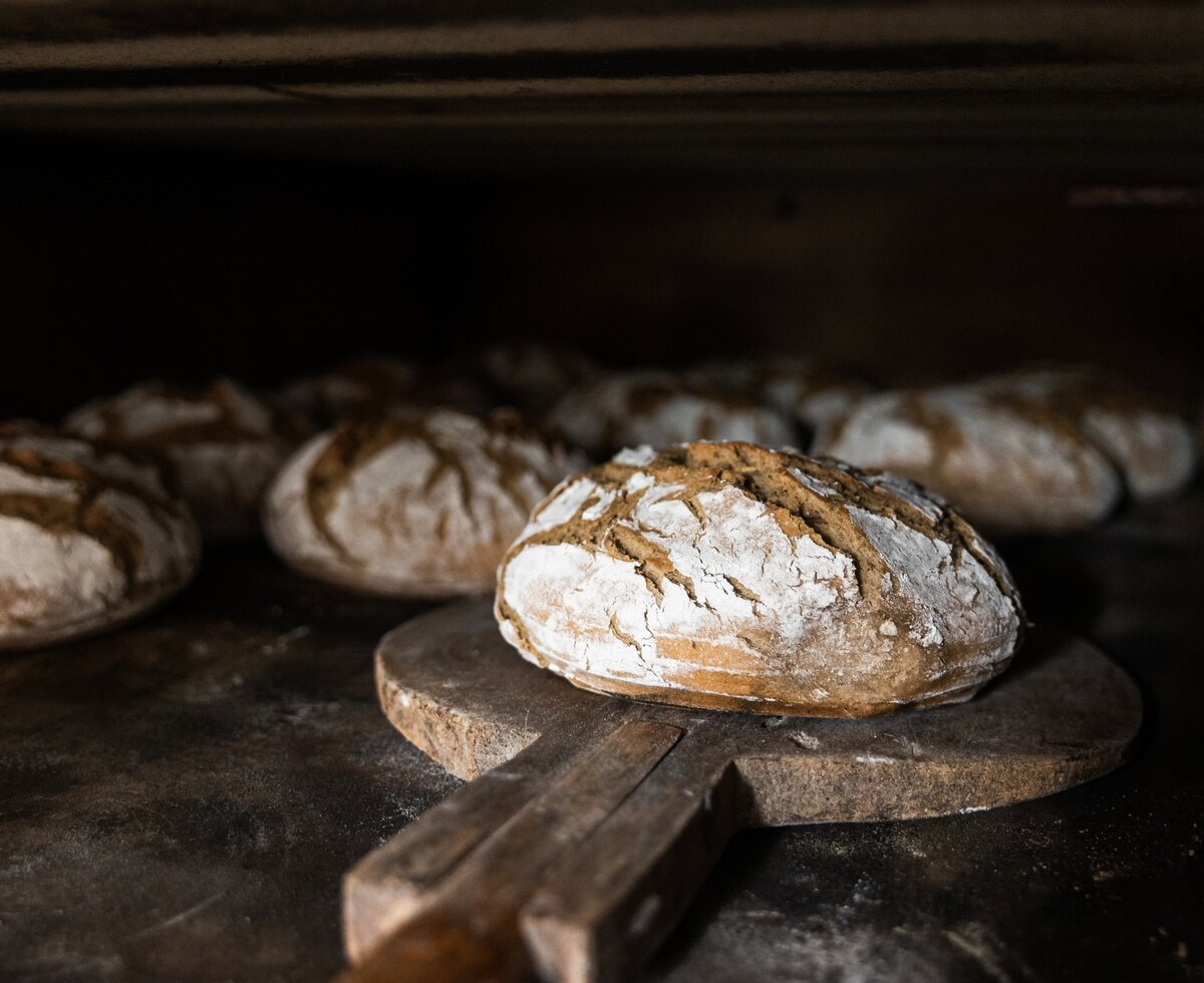 Frisch gebackenes Brot in Ofen | © Urlaub am Bauernhof / Punkt und Komma