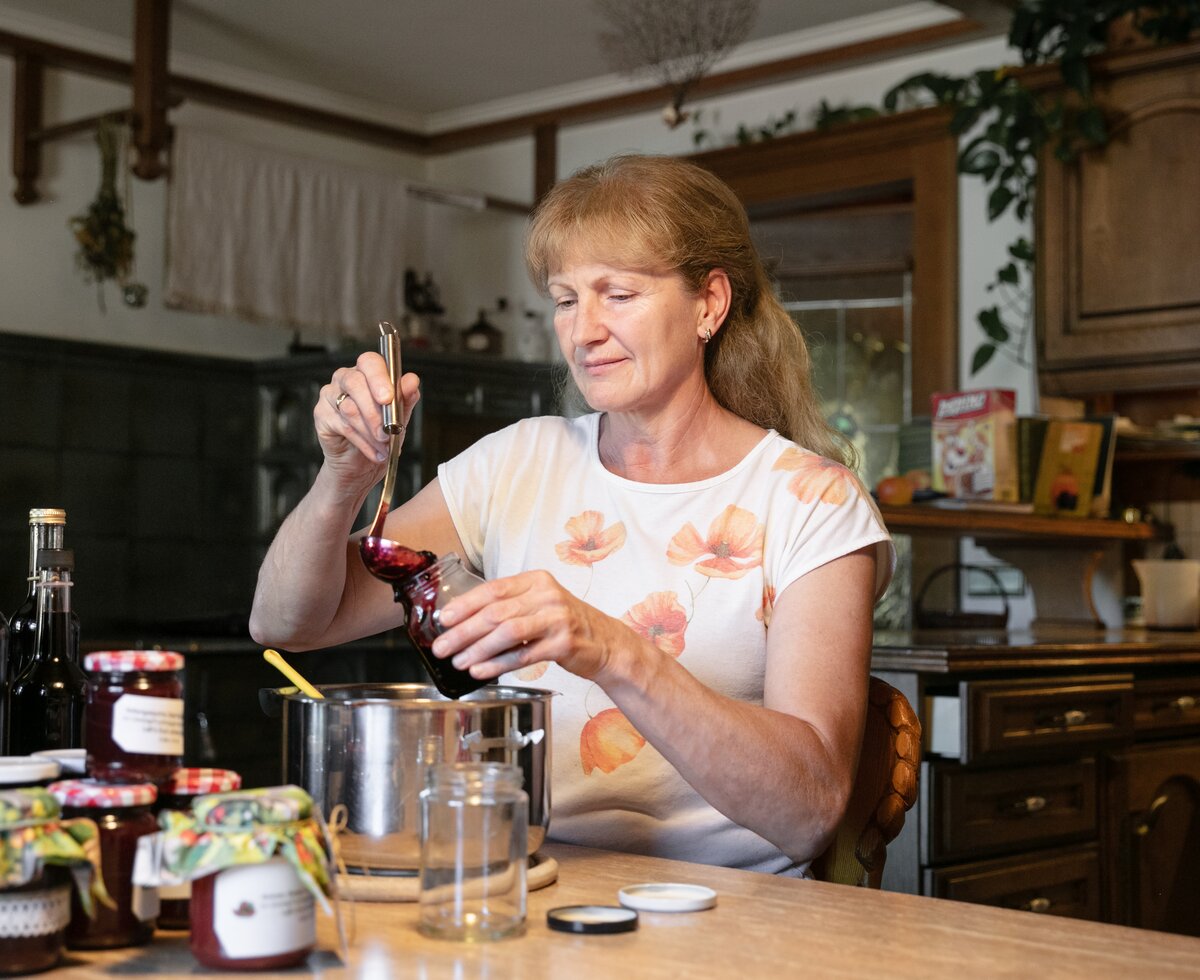 Bäuerin beim Marmelade kochen | © Urlaub am Bauernhof / Punkt und Komma