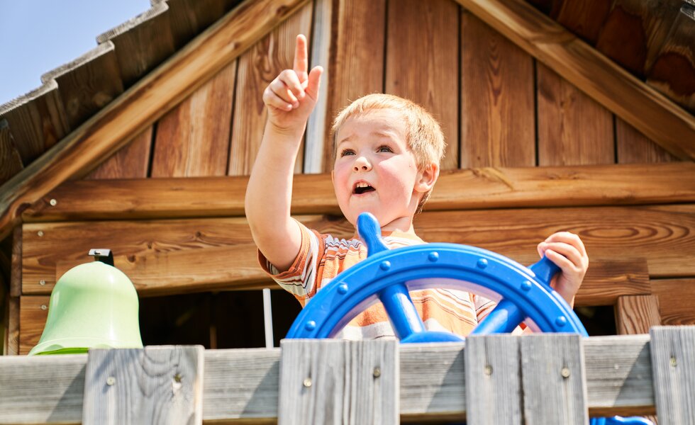 Bub spielt in der Piratenhütte auf dem Spielplatz | © Urlaub am Bauernhof / Punkt und Komma