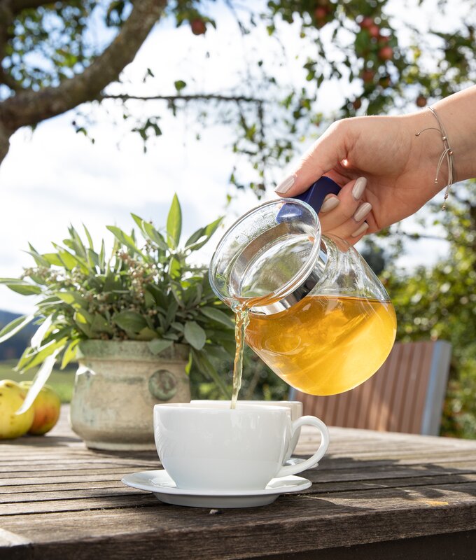 Kräutertee wird im Freien ausgeschenkt | © Urlaub am Bauernhof in Österreich / Kimberly Karisch