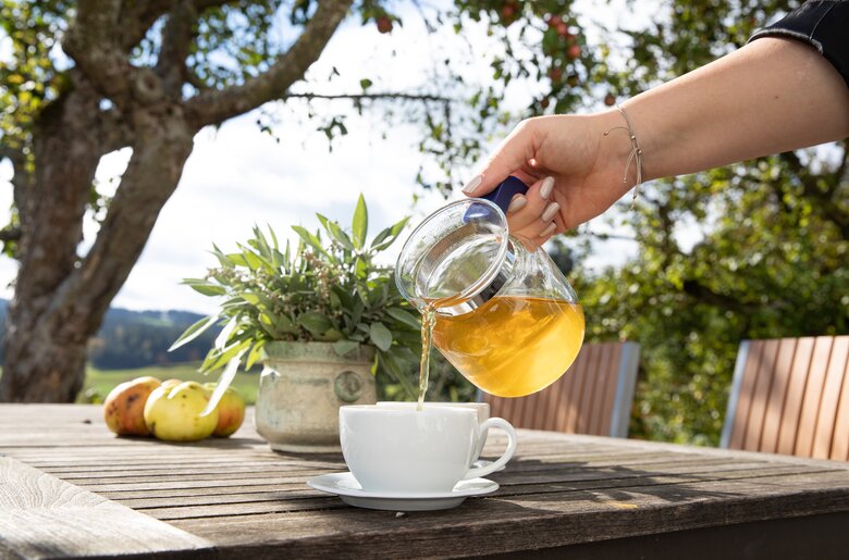 Kräutertee wird im Freien ausgeschenkt | © Urlaub am Bauernhof in Österreich / Kimberly Karisch