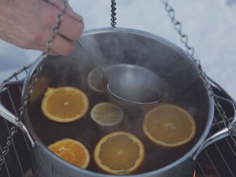 Dampfender Topf mit Punsch und Orangen | © Urlaub am Bauernhof / Pascal Baronit