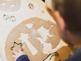 Kleiner Junge sticht Keksteig in Sternschnuppen Form aus | © Urlaub am Bauernhof / Pascal Baronit