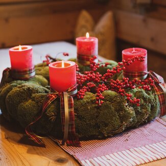 Adventkranz mit drei brennenden Kerzen in einer Bauernstube | © Urlaub am Bauernhof / Pascal Baronit