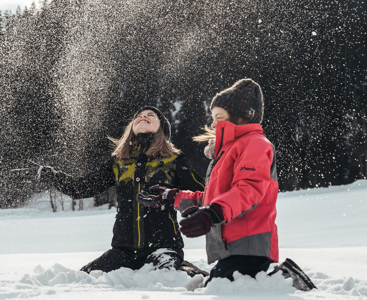 Kinder werfen Schnee in die Luft | © Urlaub am Bauernhof / Punkt und Komma