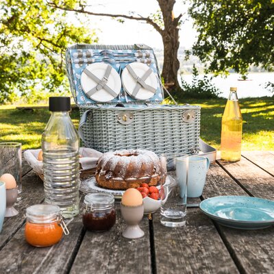 Essen und Trinken stehen ausgeräumt vor dem Picknickkorb | © Urlaub am Bauernhof / Punkt und Komma