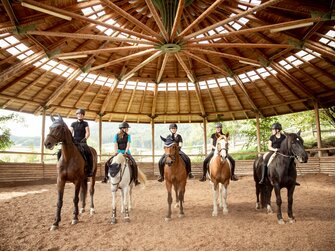 Reiterinnen in der Reithalle am Pferdehof Stockner auf der Teichalm | © Urlaub am Bauernhof Österreich / Andreas Hofer