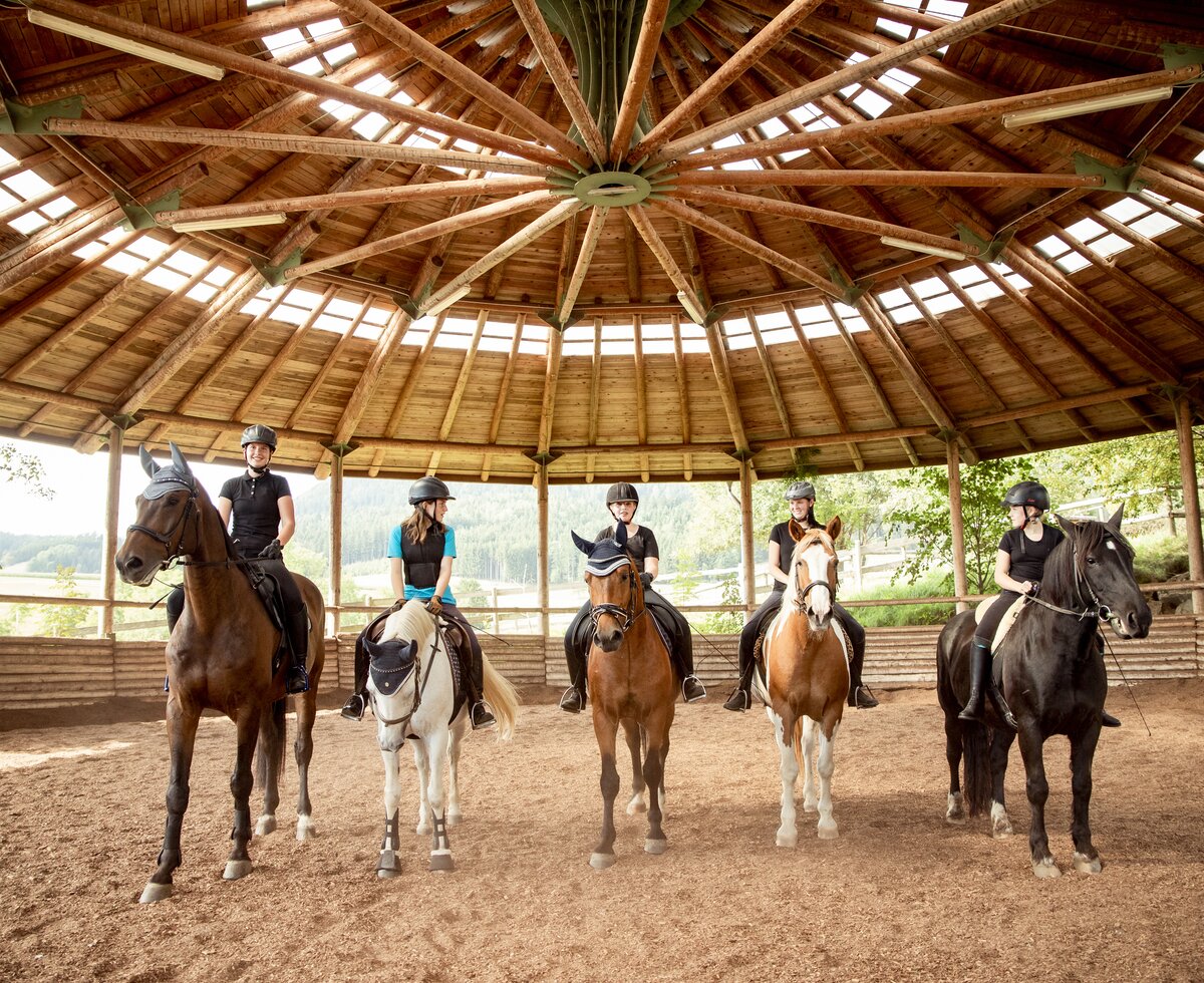 Reiterinnen in der Reithalle am Pferdehof Stockner auf der Teichalm | © Urlaub am Bauernhof Österreich / Andreas Hofer