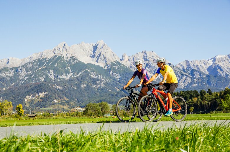 Zwei Radfahrer vor der Bergkulisse im SalzburgerLand.