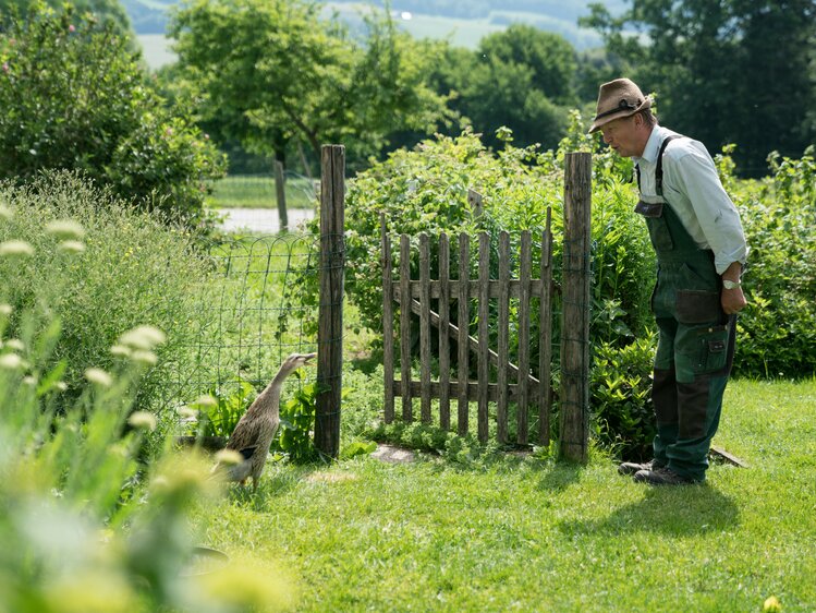 Bauer redet mit Laufente | © Urlaub am Bauernhof im SalzburgerLand / Matthias Gruber