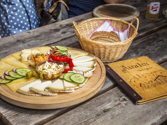 Almjause mit hofeigenen Produkten auf der Aualm im Großarltal | © Urlaub am Bauernhof im SalzburgerLand / Bernd Suppan