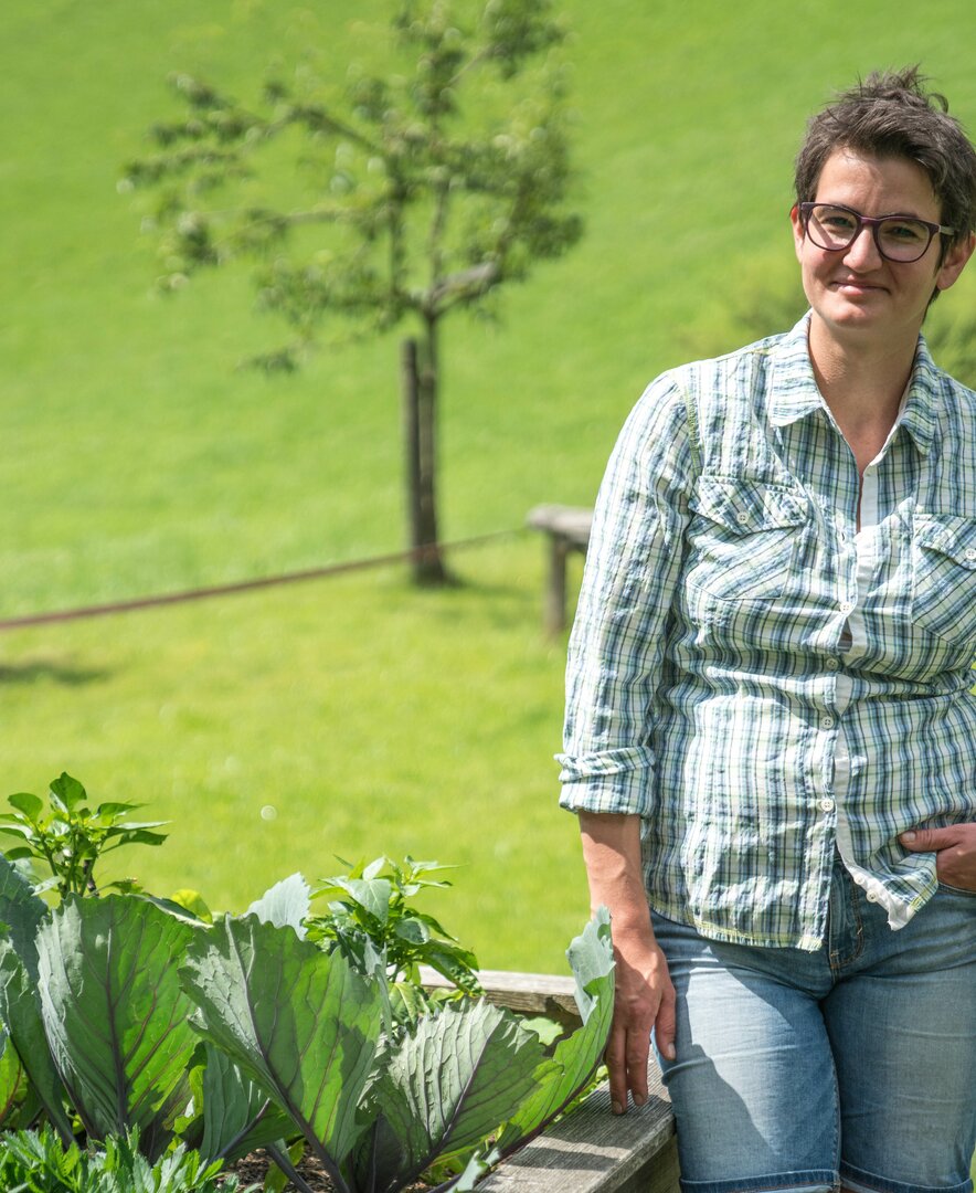 Barbara Lainer im Gemüsegarten | © Urlaub am Bauernhof im SalzburgerLand / Matthias Gruber