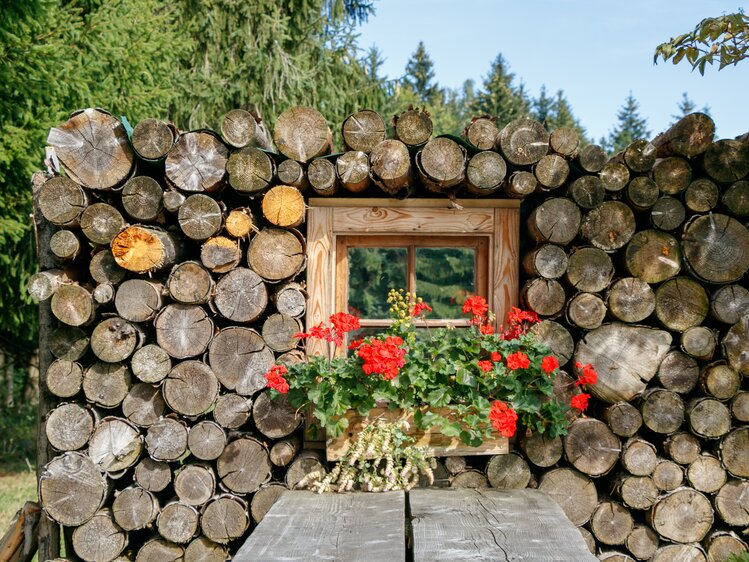 Holzstapel mit Blumenschmuck | © Urlaub am Bauernhof im SalzburgerLand / www.travelpins.at