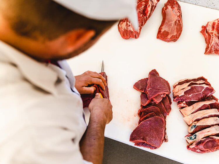 Metzger beim Fleisch schneiden, Die Schattberger, Salzburger Land | © Die Schattberger