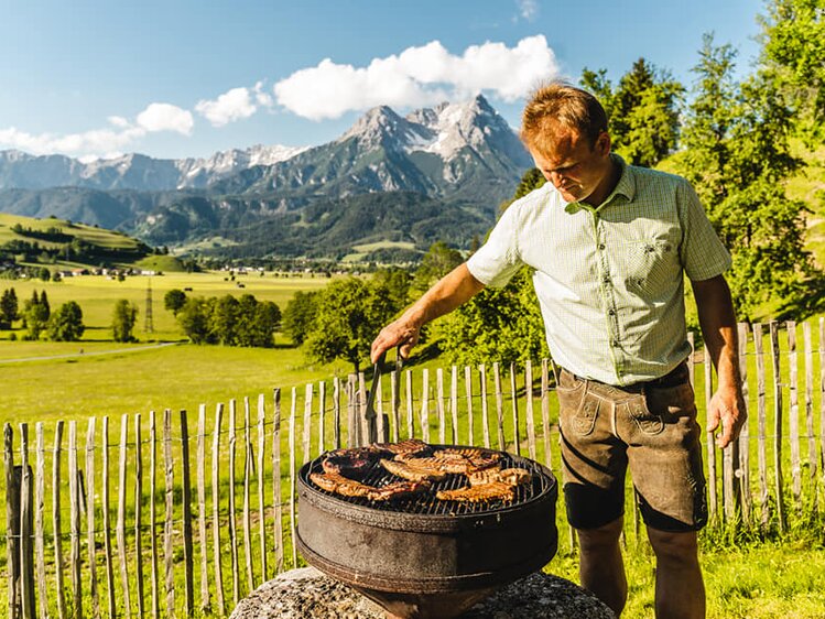 Fleisch grillen, Mann grillt im Freien, Die Schattberger, Saalfelden, Salzburger Land | © Die Schattberger