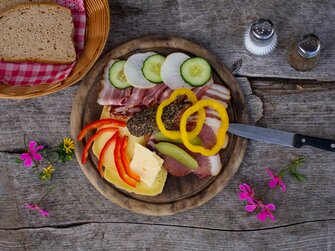 Brettljause mit selbstgemachten Produkten, Dientalm, Mühlbach am Hochkönig, Salzburger Land | © Dientalm / Matthias Gruber