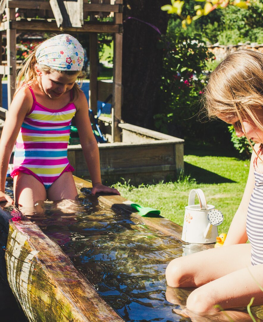 Mädchen spielen im Brunnen, Sommer, Ferienbauernhof Arnoldgut in Radstadt, Salzburger Sportwelt | © Urlaub am Bauernhof Salzburger Land / Matthias Gruber